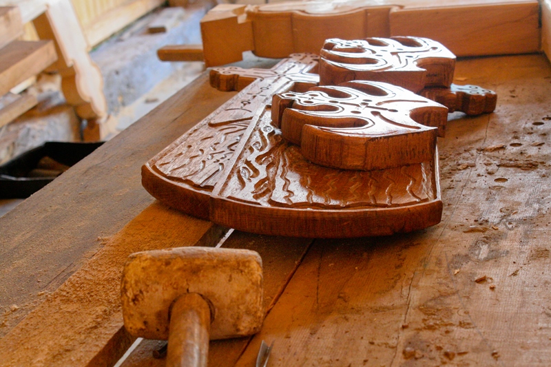 Meșteșuguri: artistul lemnului din Dulcea