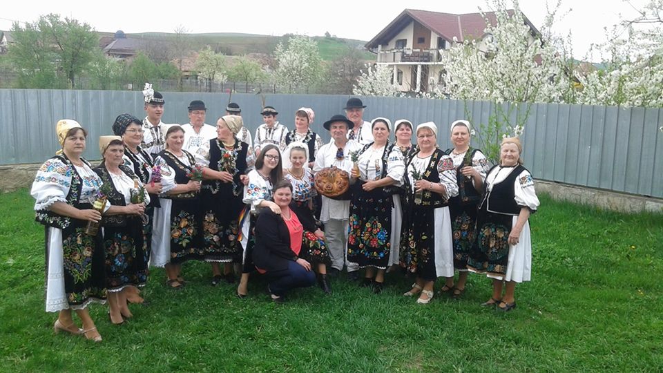 Grupul folcloric "Ibășteana" a participat la Festivalul folcloric de obiceiuri populare "Nestemate Mureșene"