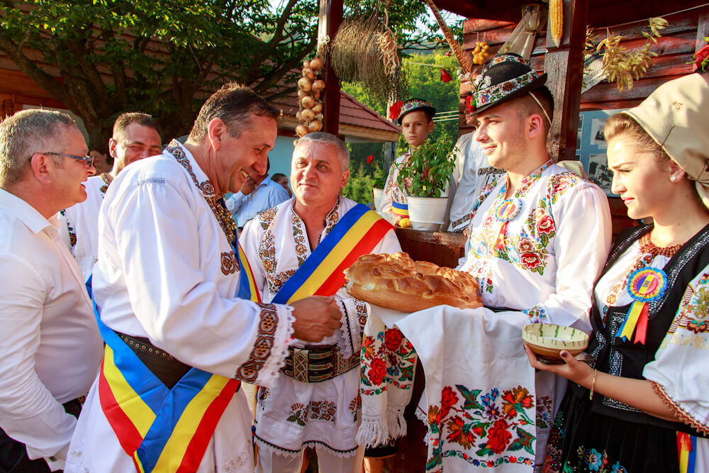 Dan Vasile Dumiru, primarul comunei Ibănești, Farcaș Ioan, primarul comunei Hodac și Tătar Ilie Chirilă au îmbrăcat costume populare