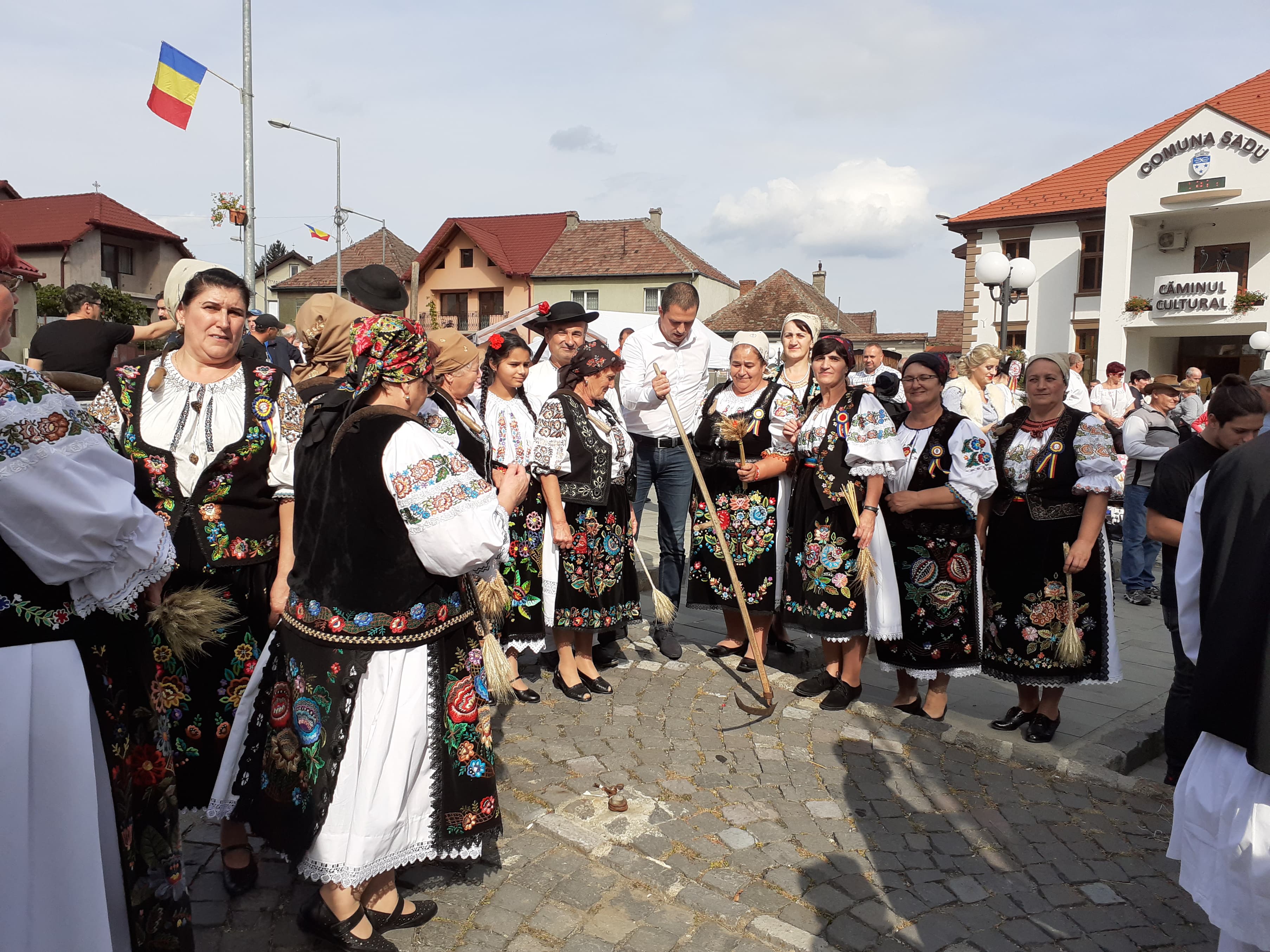 Obiceiul "Claca de la secerat", prezentat de grupul folcloric "Ibășteana" la festivalul tradițiilor "Sadule, Grădină Mândră!"